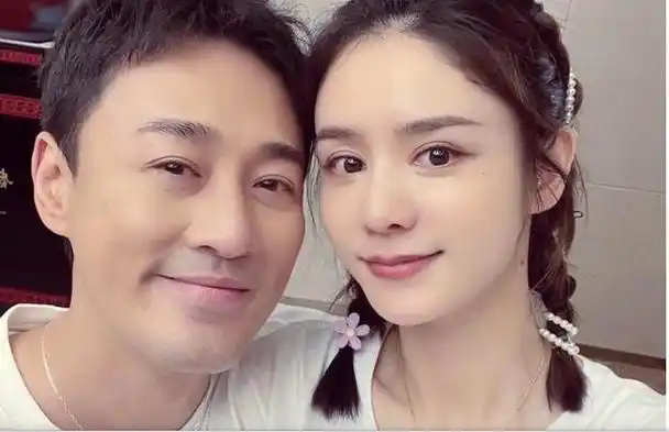 香港著名艺人林峯近日在社交平台上分享了与妻子张馨月的甜美合影