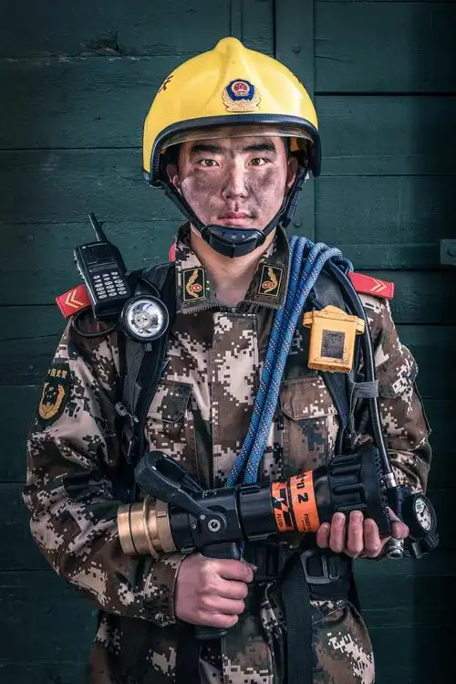 救火英雄 - 人物类-摄影大赛2016 - 地理中文网—《国家地理》杂志