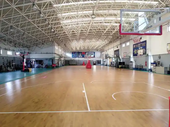 篮球馆铺设国际篮联标准地板确保训练安全