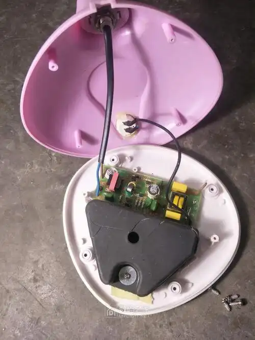 手拿菜刀砍电线一路火花带闪电拆修一盏11w冠雅台灯