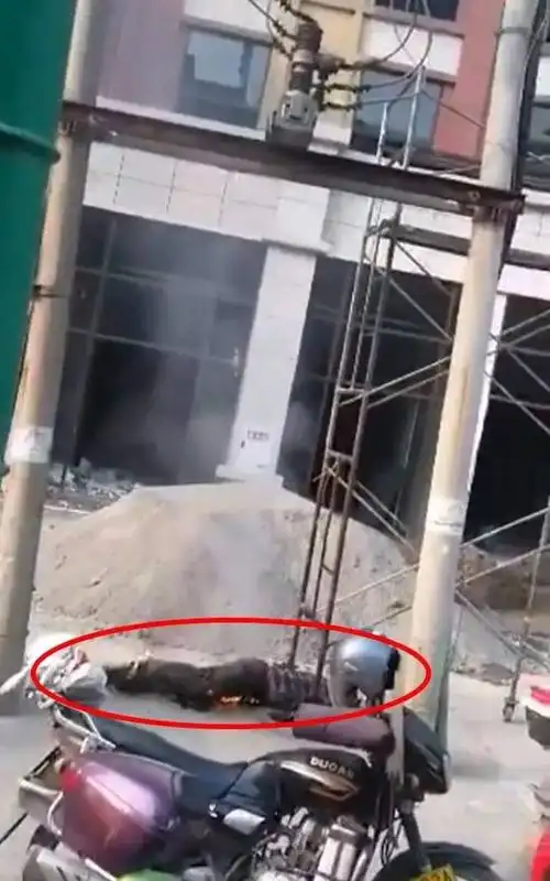 宜宾男子触碰到高压线触电身亡,人都烧燃了!