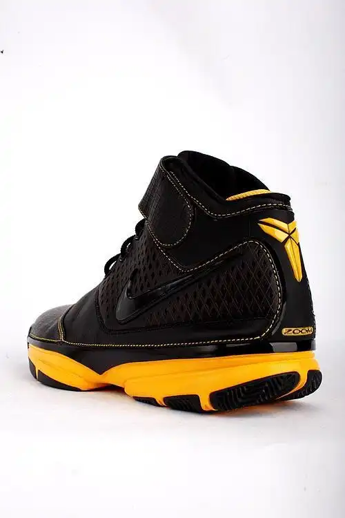 科比第二代篮球鞋是什么时候出的