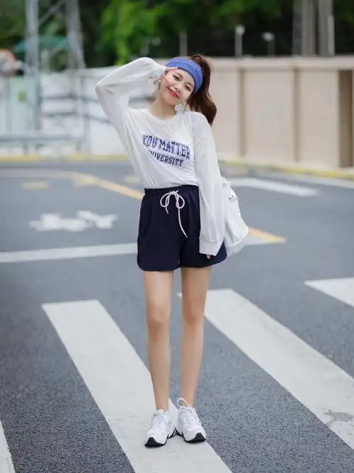 夏天穿短裤搭配什么上衣鞋子更舒适好看