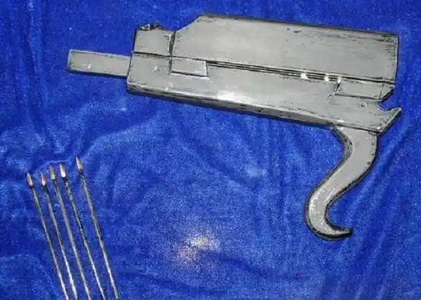 在其中一座楚墓中,出土了一件连发弩,可双箭并射连发,是历史上最早的