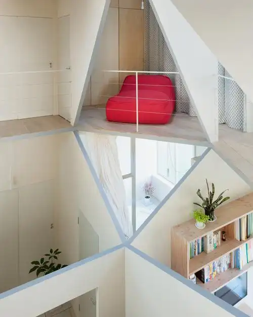 巨大六角形虚空间的住宅