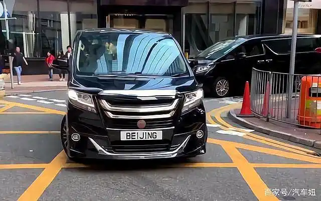 香港偶遇保姆车,当看到这车牌时,网友:这与红旗车更配