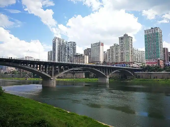 蓝天白云下的通川桥,达州老百姓的不变情