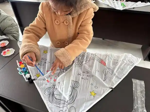 西宁村举办风筝制作活动