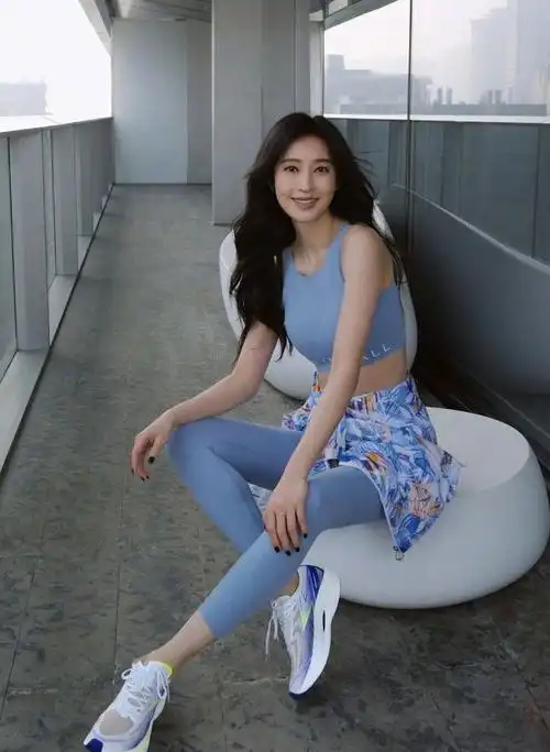 37岁张俪晒健身照穿瑜伽裤大显身材曲线所处背景疑似超大豪宅