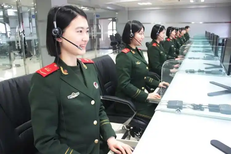 接受检阅她们不负祖国和人民重托步履铿锵  走出强军自信听令景从  淬