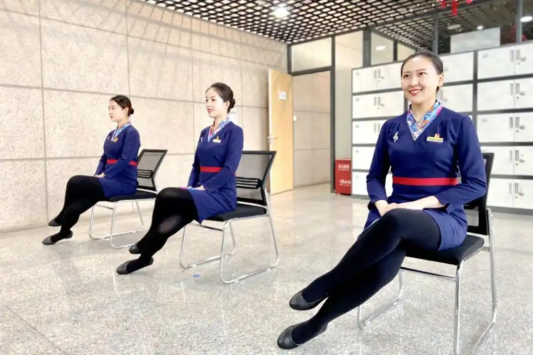 美银西高铁乘务员小姐姐换新装啦