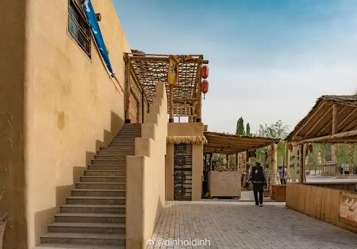 月牙泉小镇,一座充满西北风情的小镇,土黄的楼房整齐地列队着