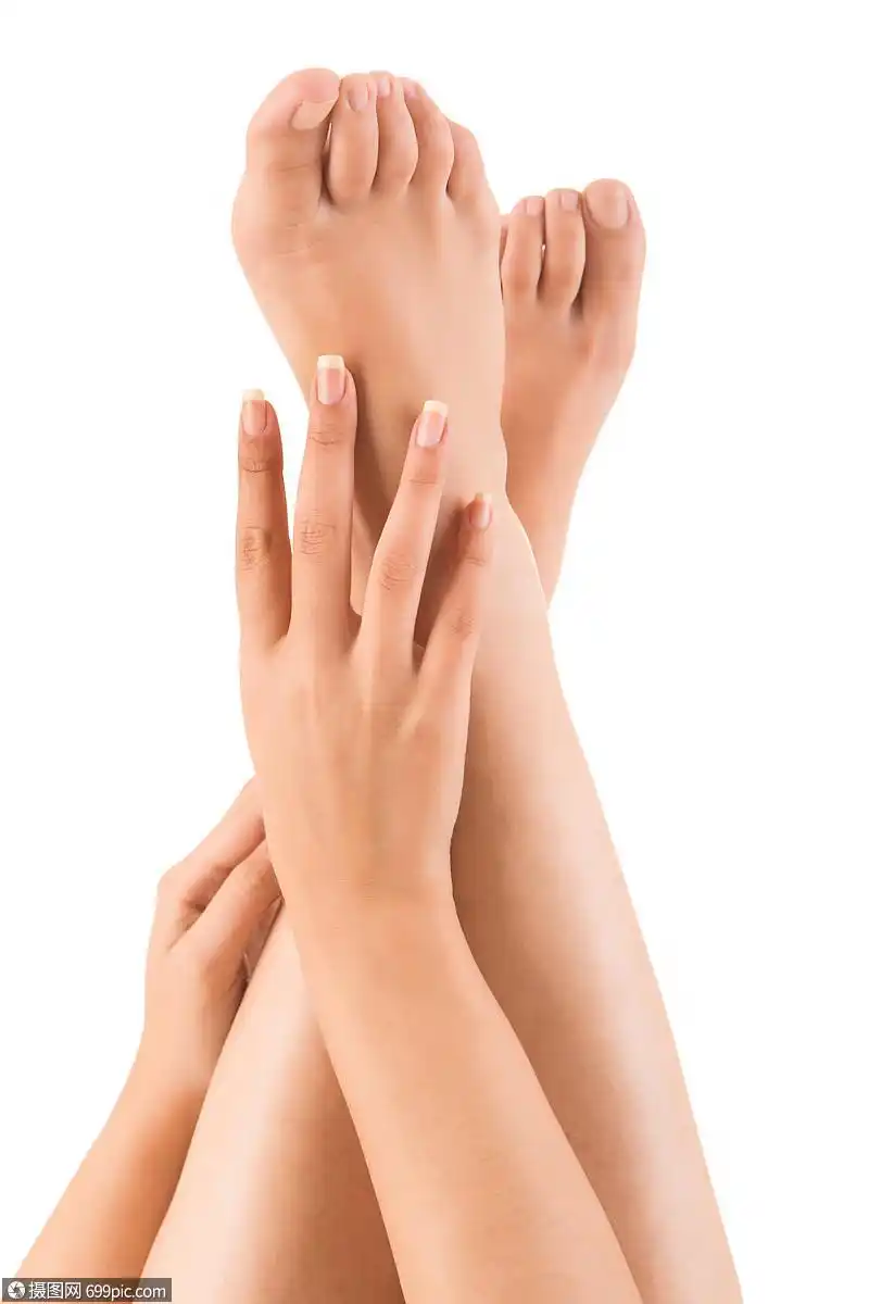 美丽的手白色背景上的腿上