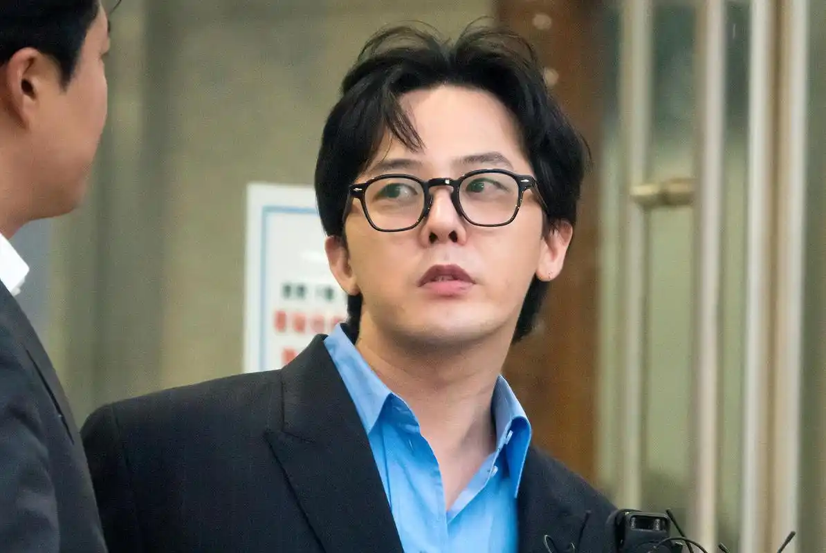 11月6日,权志龙到警察厅接受了首次问讯(图据视觉中国)