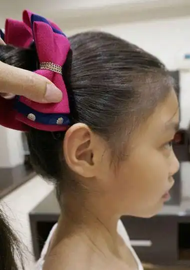 辫子发型小女孩扎法 小女孩简单辫子发型扎法图解(2)