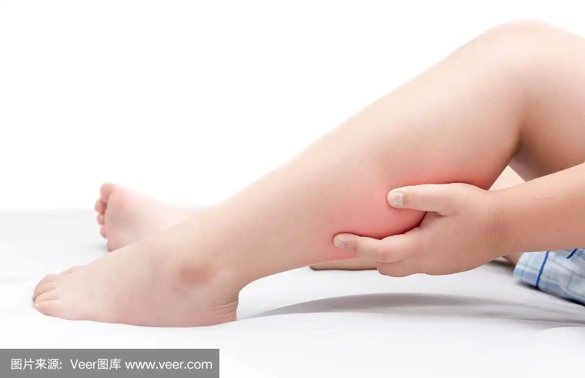 腿部疼痛或小腿肌肉在床上孤立的男孩