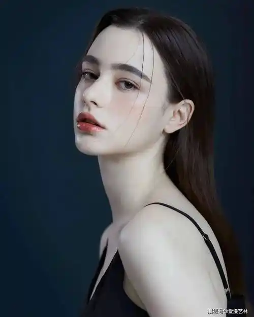 这张照片展示了一位年轻女性的侧脸