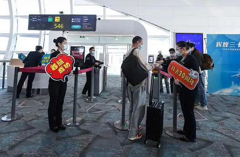 12月7日,搭乘深圳机场卫星厅首航cz3553航班的旅客在登机口准备登机.