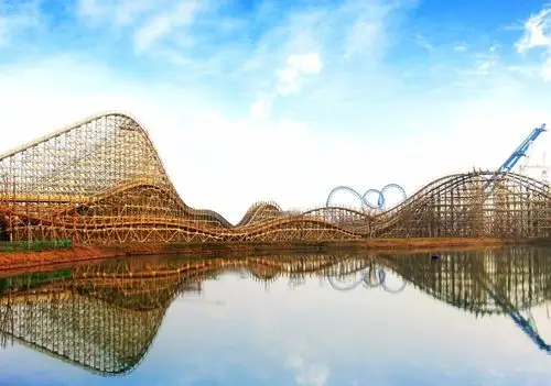 亚洲大型木质过山车《丛林飞龙》,让人体验惊险与刺激的呼啸之旅!