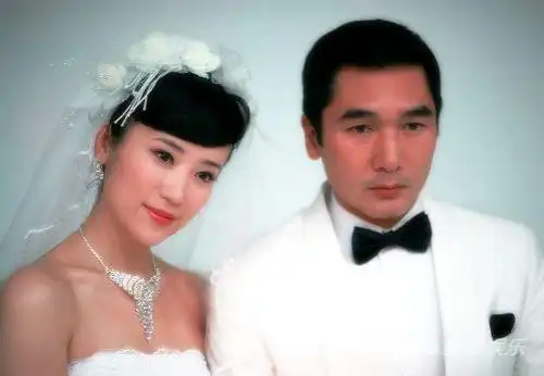 金大班火爆荧屏张彤方中信结婚照曝光图