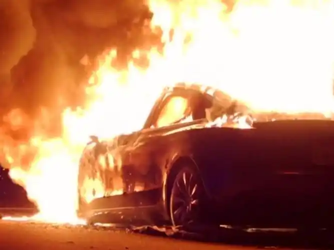 特斯拉电动车起火伴有爆炸/车辆已基本损毁-图1