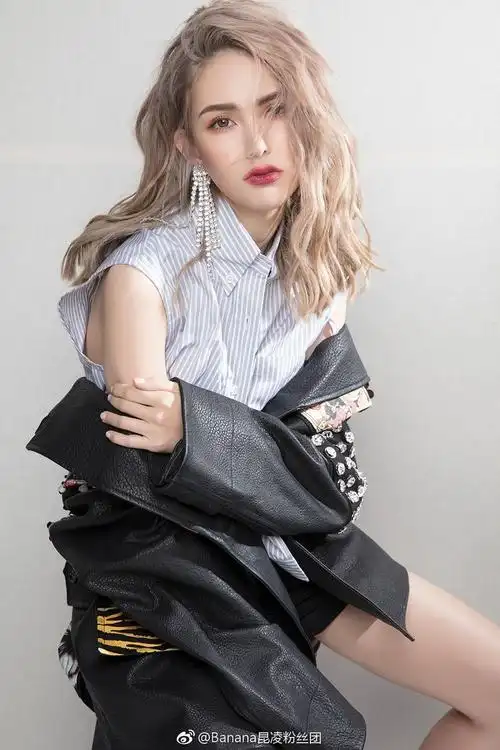 组图:"天王嫂"昆凌拍大片 俏皮粉嫩or冷艳性感完美hold住