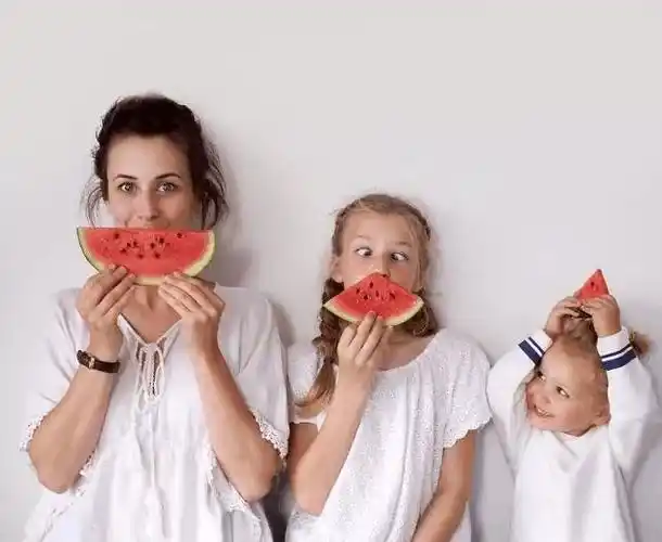 妈妈带俩娃拍摄一组亲子照火爆网络网友又想骗我生女儿