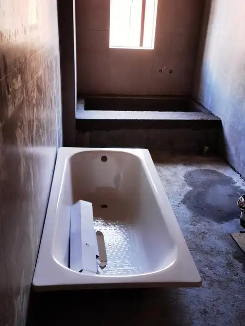 师傅很快就把嵌入式浴缸底座砌好了