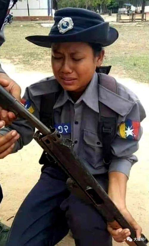 12月初,缅甸警察总局发布指令,要求各省邦警察局的警察家属参加军事