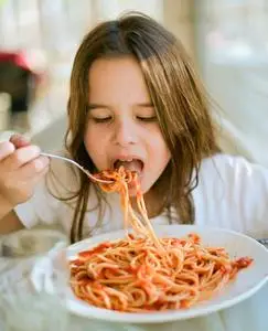 小孩吃意大利面图片