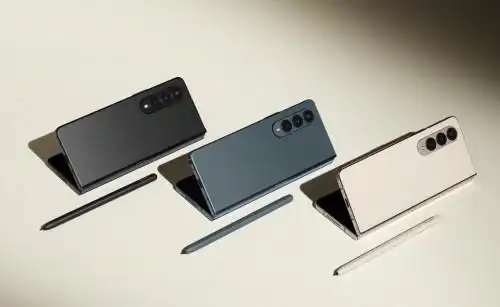 三星以galaxy z fold将折叠屏手机这一新形态推向主流市场,2021年