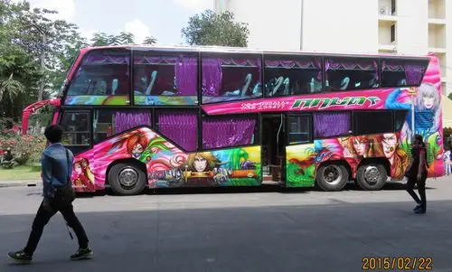 大巴由皇家和政府管控,都装饰得很艳丽,内部干净整洁,不容许在车上吃