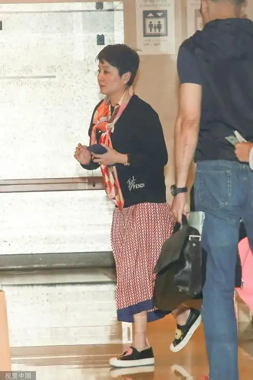 组图:"何太"梁安琪现身医院步伐匆匆 升级当奶奶忙里忙外