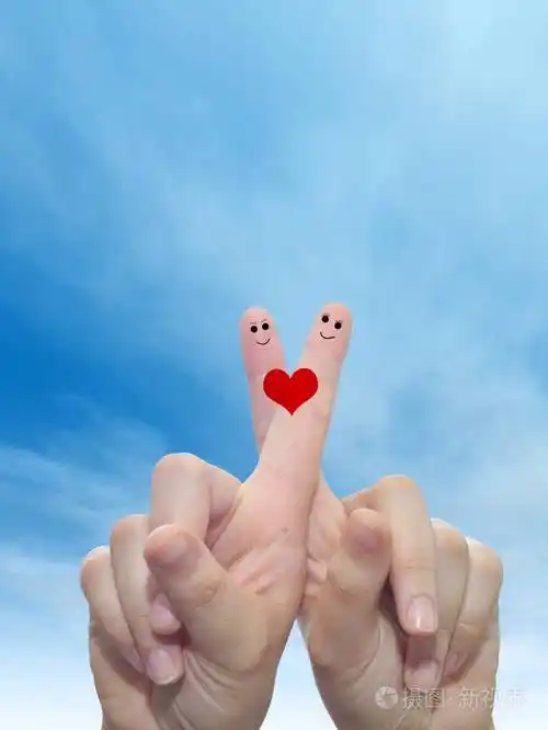 概念或概念人类或女性的双手两个手指涂着红色的心微笑的脸在云蓝色的