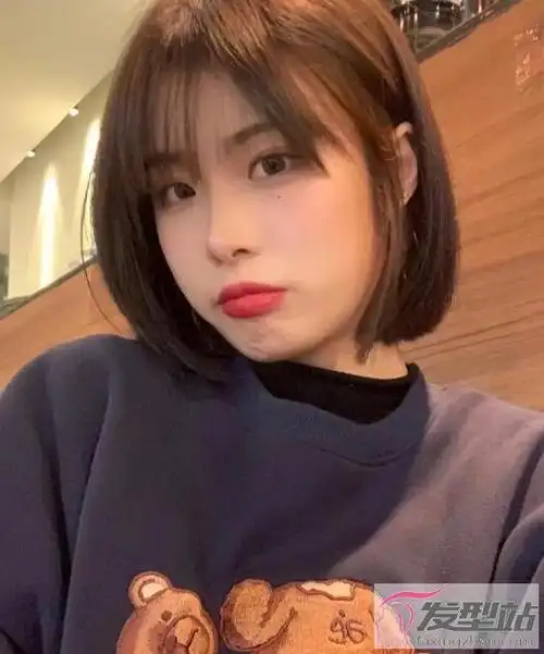 又帅又温柔的一刀切短发 不但显脸小还非常减龄_发型站_最新流行发型