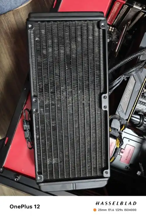 刚在论坛收了个技嘉水雕2080ti,求教水冷部分如何才能固定在侧板上