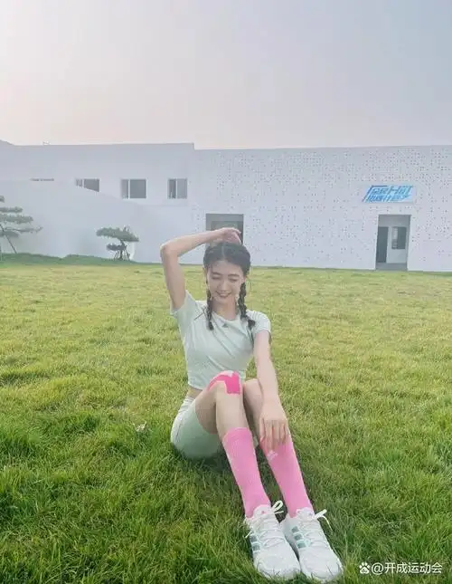 她是腾讯nba女主播一姐,雪儿身材傲人,颜值智慧并重,不输名模