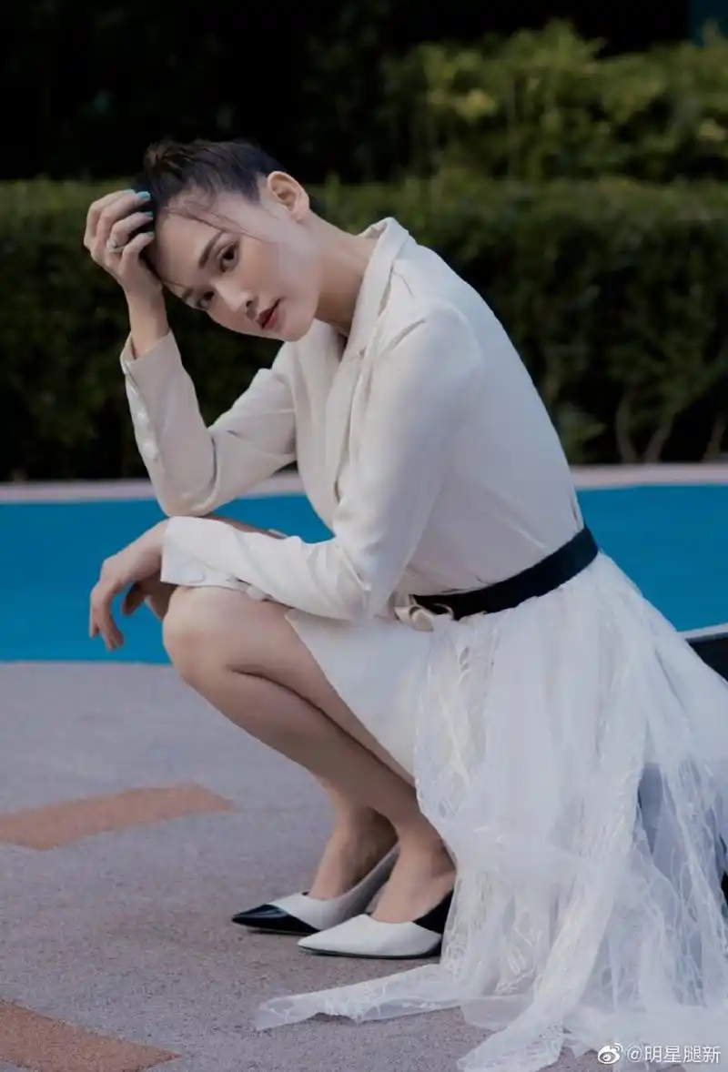 陈乔恩轻熟打扮身穿干练西装短裙踩黑白配高跟鞋 玉腿顺滑纤瘦