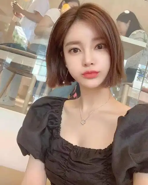 下面分享一些适合瓜子脸的女生短发发型,大家参考一下