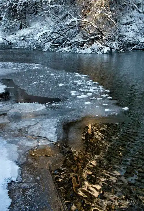 冬天的阳光照在结冰的河面上