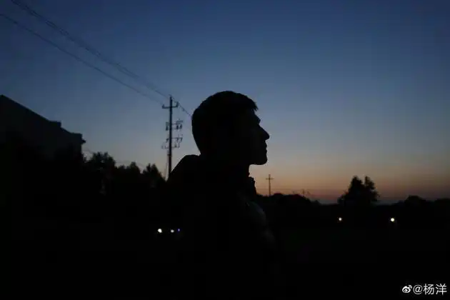 天黑请闭眼!杨洋晒侧颜剪影照 轮廓分明很帅气