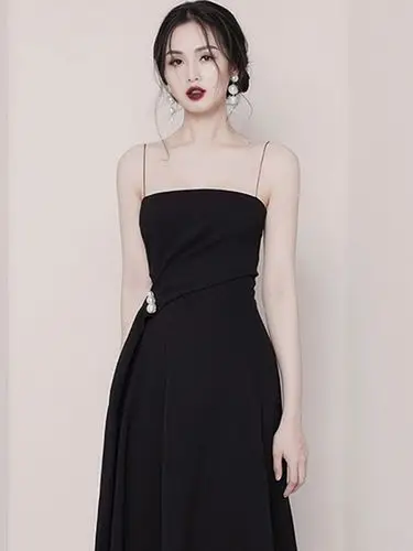 赫本风小黑裙女神范宴会主持晚礼服裙子平时可穿女年会吊带连衣裙