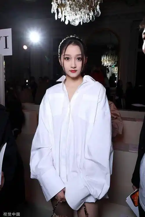 关晓彤扎马尾干练.关晓彤手拎香槟色提包.关晓彤美腿吸睛.