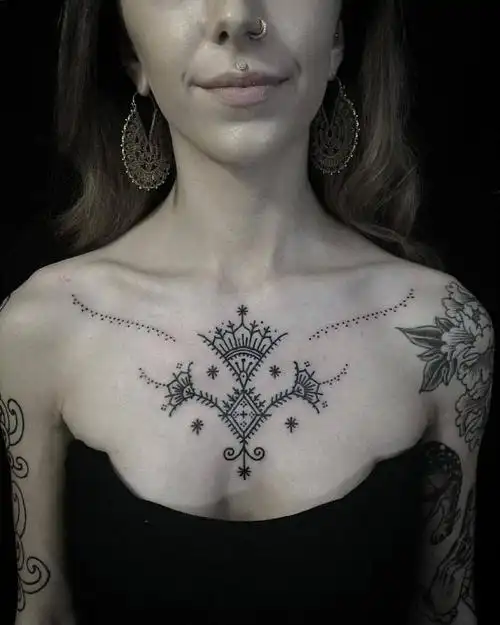 胸口的4张简约风纹身图片4