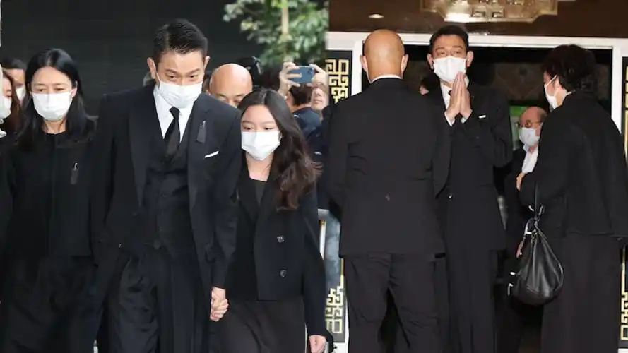 刘德华一家三口送别亡父,老婆朱丽倩与女儿神情悲伤,拒媒体拍照