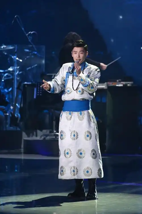 傲日其愣获偶像腾格尔打气两只羊换来音乐人生