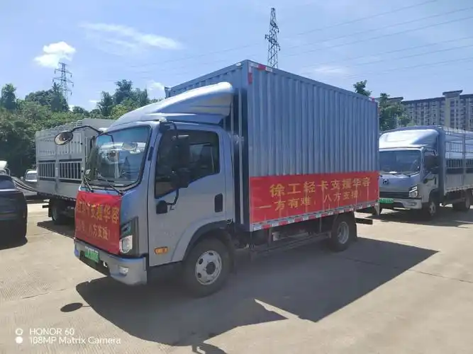 救灾现场,徐工挖掘机正加紧施工,在决口两端建设倒车平台,并在决口