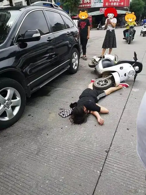 出事了玉林一女子骑电车玩手机撞上小车后倒地不起