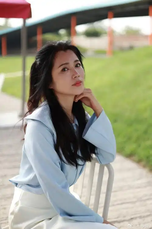 翻开秋日终章#秋末暖阳～我的ootd#你好十一月#演员王艺禅超话