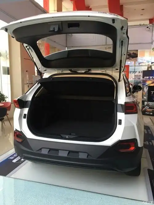 后备箱打开,空间宽敞